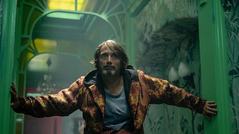 Mads Mikkelsen es un sicario que se convierte en un cazador de monstruos para la película de terror Dust Bunny