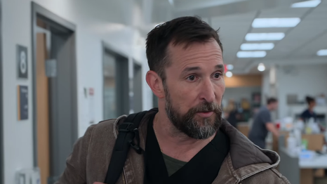 Noah Whyle interpreta al doctor Michael “Robby” Robinavitch