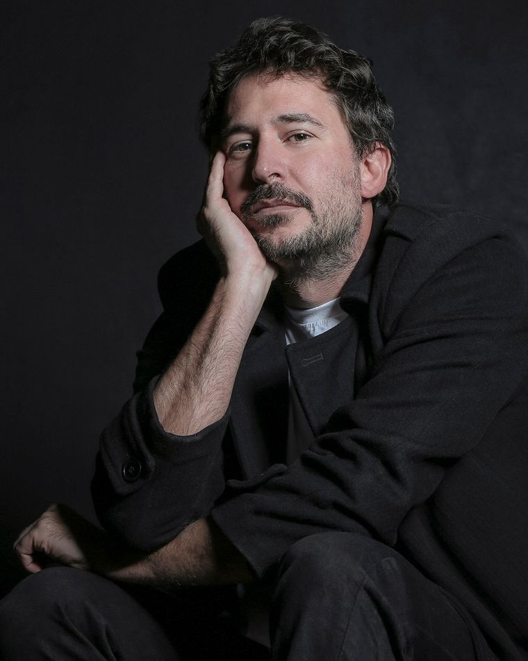 Además de dirigir la cinta, Santiago Mitre co-escribió el guion junto a Mariano Llinás, con quien trabajó en Argentina, 1985. Además de dirigir la cinta, Santiago Mitre co-escribió el guion junto a Mariano Llinás, con quien trabajó en Argentina, 1985.