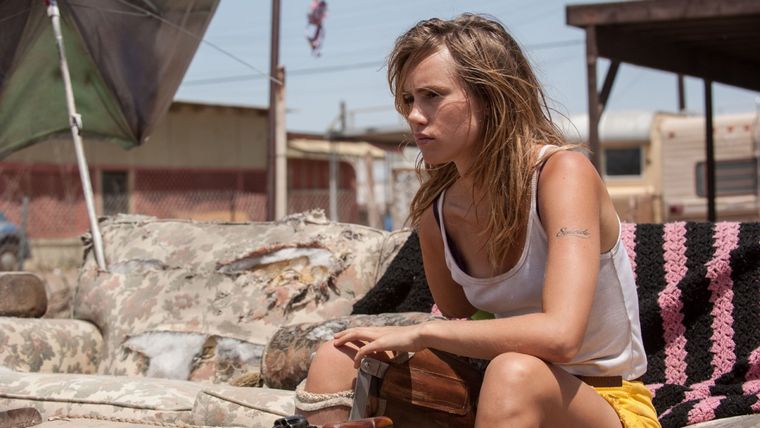 Suki Waterhouse protagoniza Amores caníbales (2016).