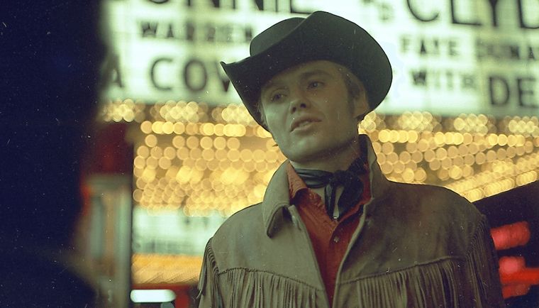 Jon Voight le da vida a Joe Buck en Perdidos en la noche. Jon Voight le da vida a Joe Buck en Perdidos en la noche.