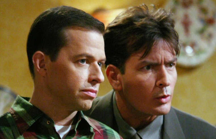 Two and a Half Man estuvo protagonizada por Charlie Sheen y luego por Ashton Kutcher.