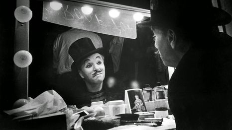 Estrenada en 1952, Candilejas narra la historia de un viejo payaso que, después de evitar el suicidio de una joven bailarina, se dedica a cuidarla