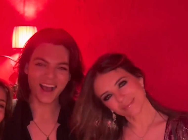 Elizabeth Hurley junto a su hijo