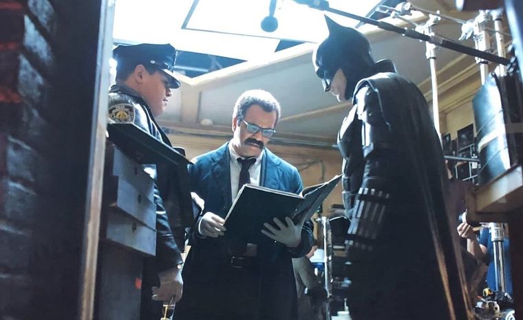 Jim y Batman, trabajando codo a codo en búsca del asesino serial.