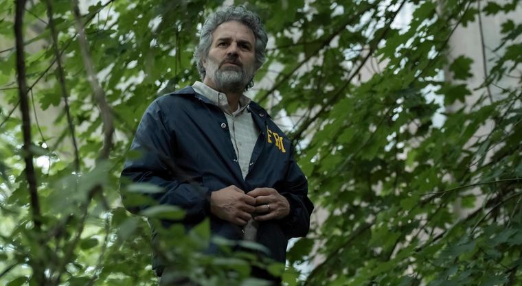 task-mark-ruffalo-tom-brandy-sneaking