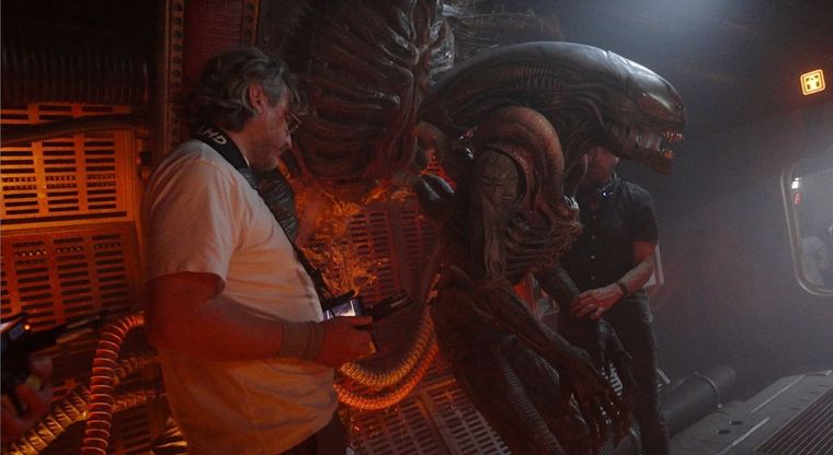 Fede Álvarez con el xenomorfo durante el rodaje