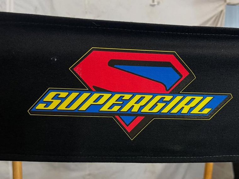 La pista del cambio de título de Supergirl. La pista del cambio de título de Supergirl.