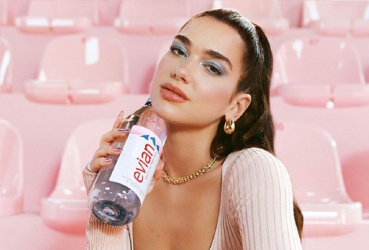 La cantante Dua Lipa tiene 26 años.