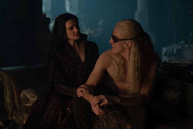 Gayle Rankin y Ewan Mitchell como Alys y Aemond en House of the Dragon. 