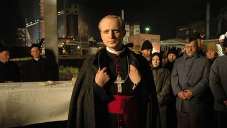 Una de las cintas que mejor refleja el cónclave es Karol, el hombre que llegó a ser Papa, sobre Juan Pablo II, el Pontífice que proclamó cardenal al Papa Francisco.  