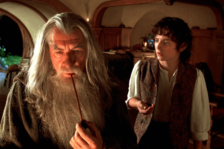 Ian McKellen y Elijah Wood en El Señor de los Anillos: La comunidad del Anillo (2001). Ian McKellen y Elijah Wood en El Señor de los Anillos: La comunidad del Anillo (2001). 