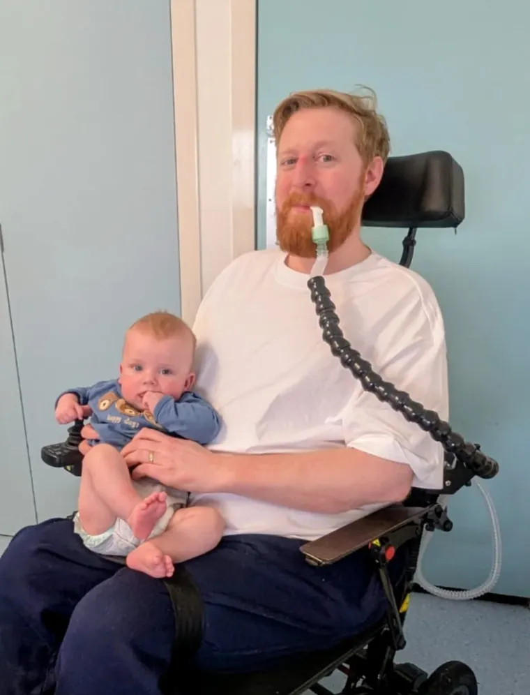 Michael Patrick junto a su pequeño ahijado Micheál. Michael Patrick junto a su pequeño ahijado Micheál. 