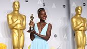 Lupita Nyongo posa para los fotógrafos tras hacer historia en los premios Oscar de 2014. Lupita Nyongo posa para los fotógrafos tras hacer historia en los premios Oscar de 2014.