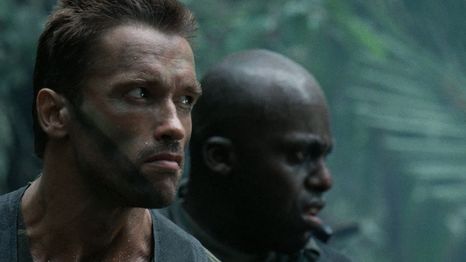 El Mayor Dutch y el sargento Mac disparando al Depredador.