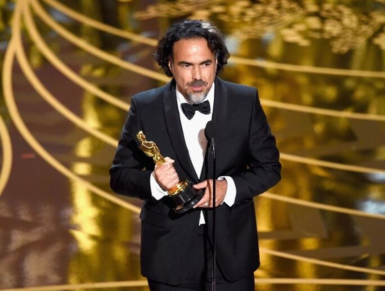 Alejandro Gómez Iñárritu recibiendo uno de sus Premios Oscar. Alejandro Gómez Iñárritu recibiendo uno de sus Premios Oscar.