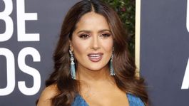 salma hayek deslumbra con su impecable figura junto al mar salma hayek deslumbra con su impecable figura junto al mar