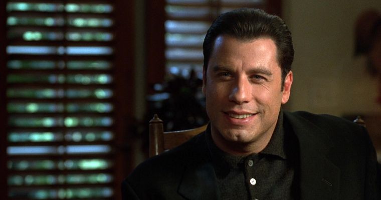 John Travolta dio que hablar con su transformación