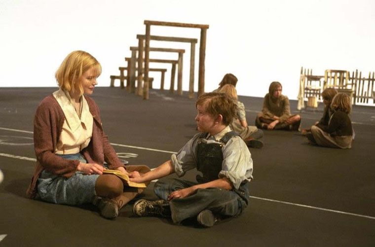En Dogville, el personaje de Nicole Kidman llega a un pueblo cuyo escenario no es nada convencional. En Dogville, el personaje de Nicole Kidman llega a un pueblo cuyo escenario no es nada convencional.