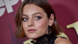 el nuevo proyecto de emma corrin que no se parece en nada a the crown