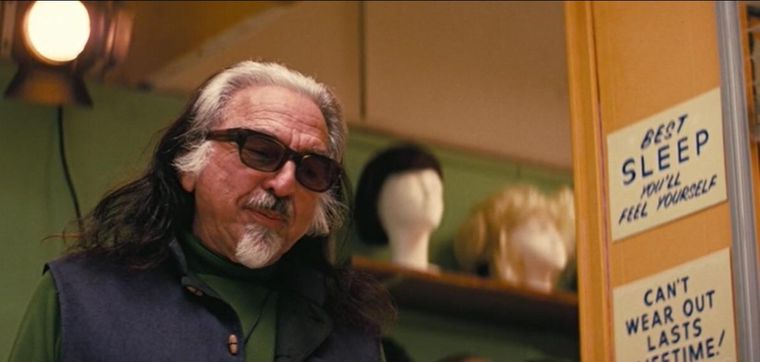 Así lucía el papá de Leonardo DiCaprio en su cameo en Licorice Pizza Así lucía el papá de Leonardo DiCaprio en su cameo en Licorice Pizza