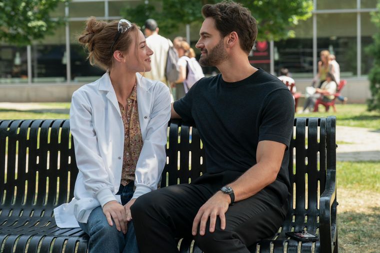 La adaptación fue impulsada por Lili Reinhart. La adaptación fue impulsada por Lili Reinhart.