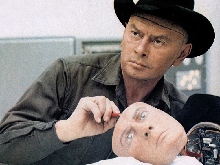 Yul Brynner protagoniza este inolvidable western de ciencia ficción