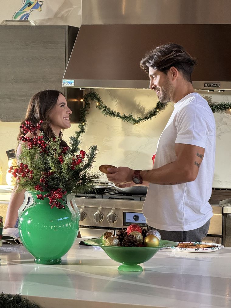 Compuesta por 46 episodios breves (entre 60 y 90 segundos), la serie reinterpreta la clásica comedia romántica de temporada en un formato pensado para disfrutarse desde cualquier dispositivo. Compuesta por 46 episodios breves (entre 60 y 90 segundos), la serie reinterpreta la clásica comedia romántica de temporada en un formato pensado para disfrutarse desde cualquier dispositivo.