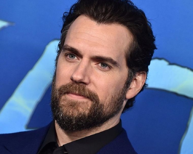 Henry Cavill se mete en un nuevo universo de ficción