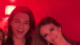 Elizabeth Hurley junto a su hijo