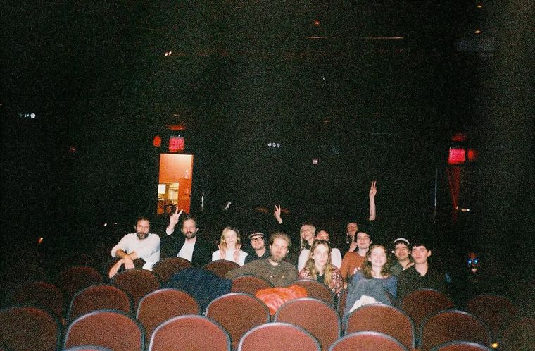 Todos los responsables de Stranger Things viendo el final de Stranger Things. Todos los responsables de Stranger Things viendo el final de Stranger Things.