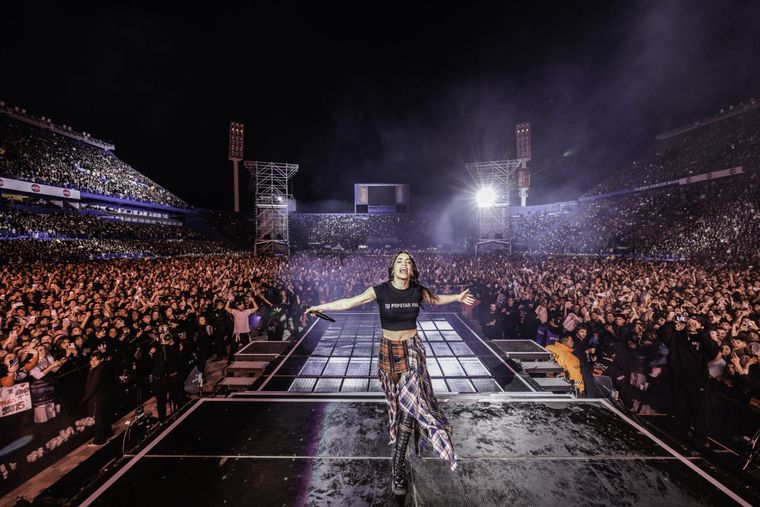 Lali convirtió en la primera artista argentina en agotar cuatro veces el estadio Vélez con capacidad completa. Lali convirtió en la primera artista argentina en agotar cuatro veces el estadio Vélez con capacidad completa.