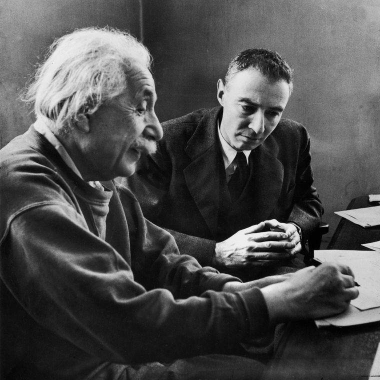 Albert Einstein y J. Robert Oppenheimer