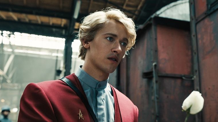 Tom Blyth interpreta al joven Coriolanus Snow en la precuela de Los juegos del hambre