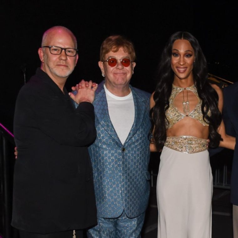 Elton John junto a Ryan Murphy y una de las estrellas de la serie Pose