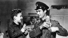 Estrenada en 1948, Ladrones de bicicletas es un clásico inoxidable que explora, como ninguna, el vínculo entre padre e hijo