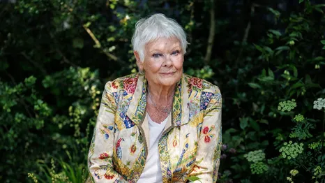 Jodu Dench tiene 90 años. Jodu Dench tiene 90 años.