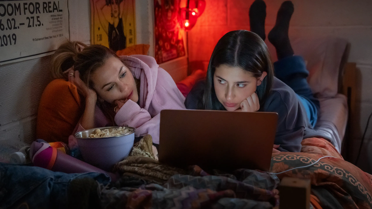 Sadie Sandler y Chloe East protagonizan Roommates. Sadie Sandler y Chloe East protagonizan Roommates.