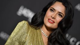 salma hayek enseno lo que todos quieren ver en la playa salma hayek enseno lo que todos quieren ver en la playa