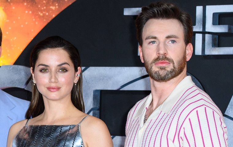 Ana de Armas y Chris Evans