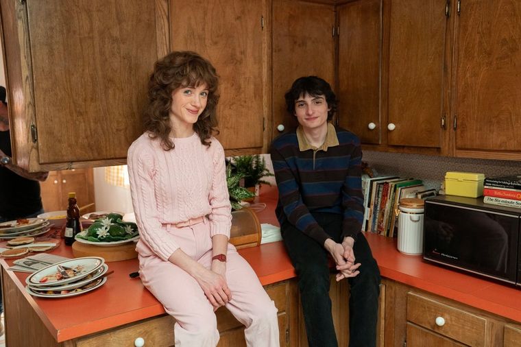 Natalia Dyer y Finn Wolfhard en el set de Stranger Things.&nbsp;