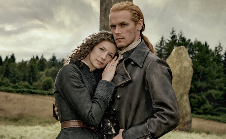 Caitríona Balfe y Sam Heughan como Claire y Jamie. Caitríona Balfe y Sam Heughan como Claire y Jamie.