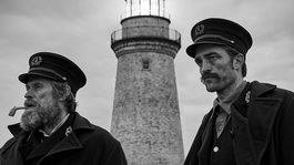 Robert Pattinson y Willem Dafoe protagonizan El faro (2019), dirigida por Robert Eggers.