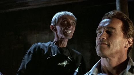 Acción, espionaje y comedia en la joya de los 90 que finalmente llegó al streaming