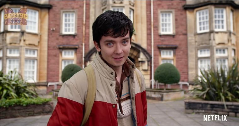 Otis es el encargo de hacer el momento parodia en Sex Education