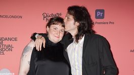 Lena Dunham junto a su pareja
