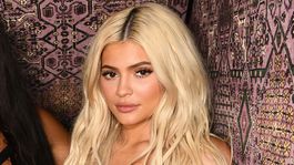 kylie jenner se bajo el pantalon y mostro lo de abajo kylie jenner se bajo el pantalon y mostro lo de abajo