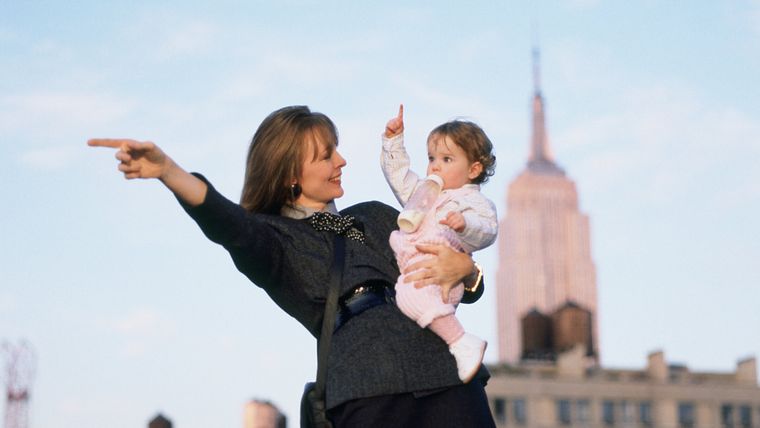 De ejecutiva a madre inesperada en esta comedia romántica. De ejecutiva a madre inesperada en esta comedia romántica.