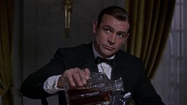 Sir Sean Connery, el primer James Bond, en Goldfinger (1964).