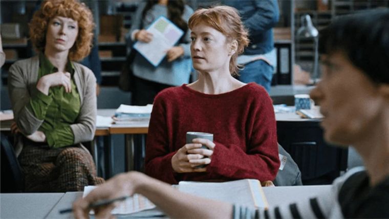 Disponible en Prime Video, El salón de profesores se centra en una profesora idealista que se enfrenta a un conflicto aparentemente menor que escala hasta convertirse en una amenaza para ella. Disponible en Prime Video, El salón de profesores se centra en una profesora idealista que se enfrenta a un conflicto aparentemente menor que escala hasta convertirse en una amenaza para ella.